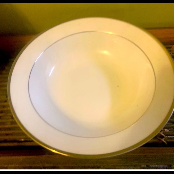Full Servingware of Platinum Trim